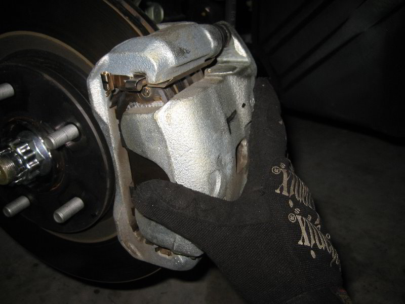 NissanJukeFrontBrakePadsReplacementGuide026