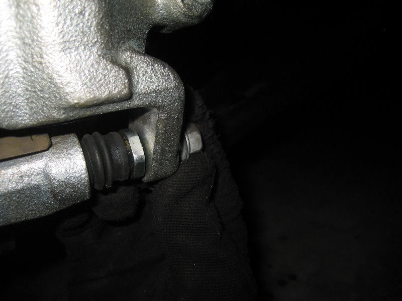 Nissan-Juke-Front-Brake-Pads-Replacement-Guide-028