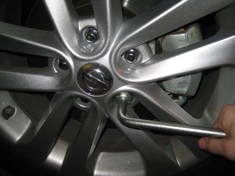 Nissan-Juke-Front-Brake-Pads-Replacement-Guide-034