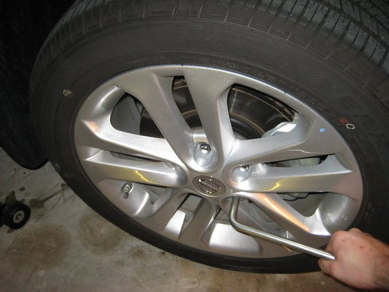 Nissan-Juke-Front-Brake-Pads-Replacement-Guide-036