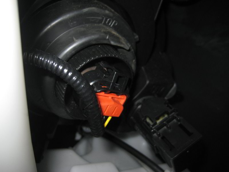 Nissan-Juke-Headlight-Bulbs-Replacement-Guide-004