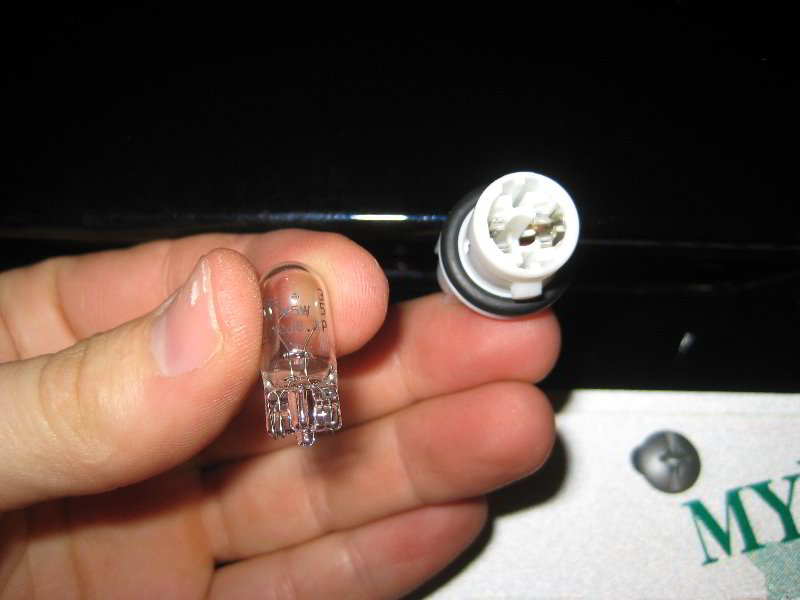 Nissan-Juke-License-Plate-Light-Bulbs-Replacement-Guide-008