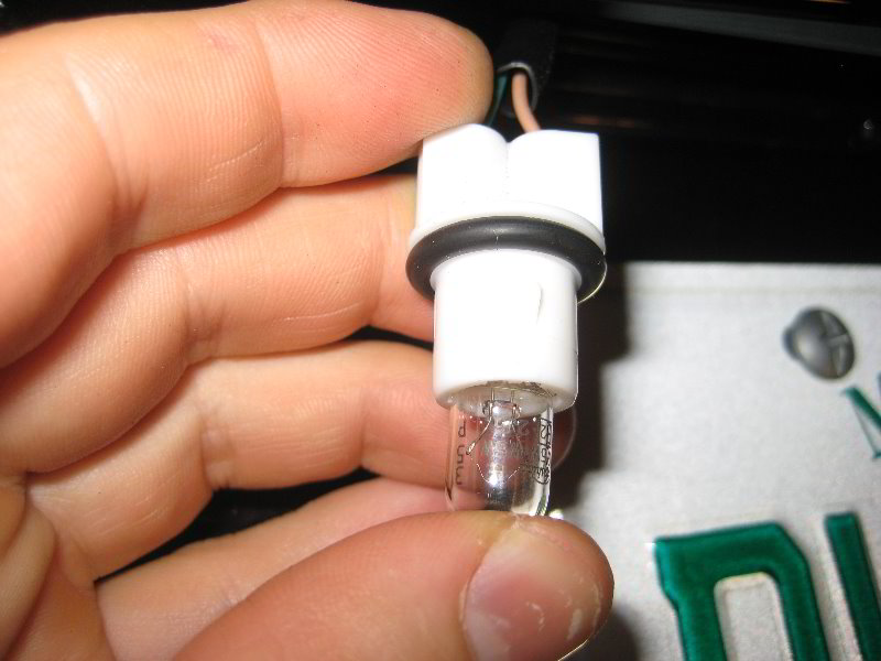 Nissan-Juke-License-Plate-Light-Bulbs-Replacement-Guide-010