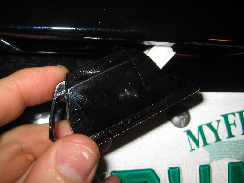 Nissan-Juke-License-Plate-Light-Bulbs-Replacement-Guide-012