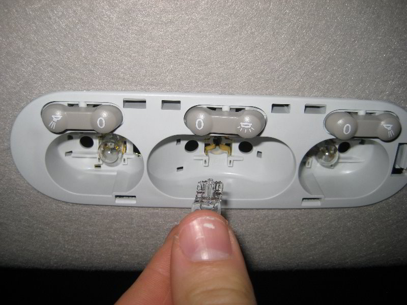 NissanJukeMapDomeLightBulbsReplacementGuide005