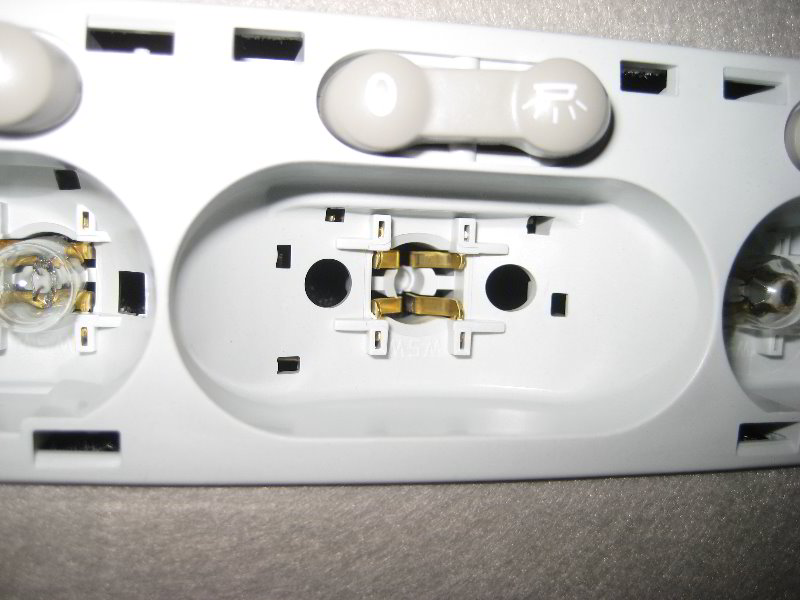 NissanJukeMapDomeLightBulbsReplacementGuide007