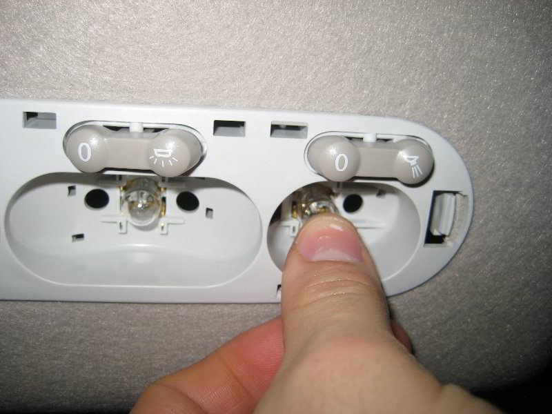 Nissan-Juke-Map-Dome-Light-Bulbs-Replacement-Guide-009