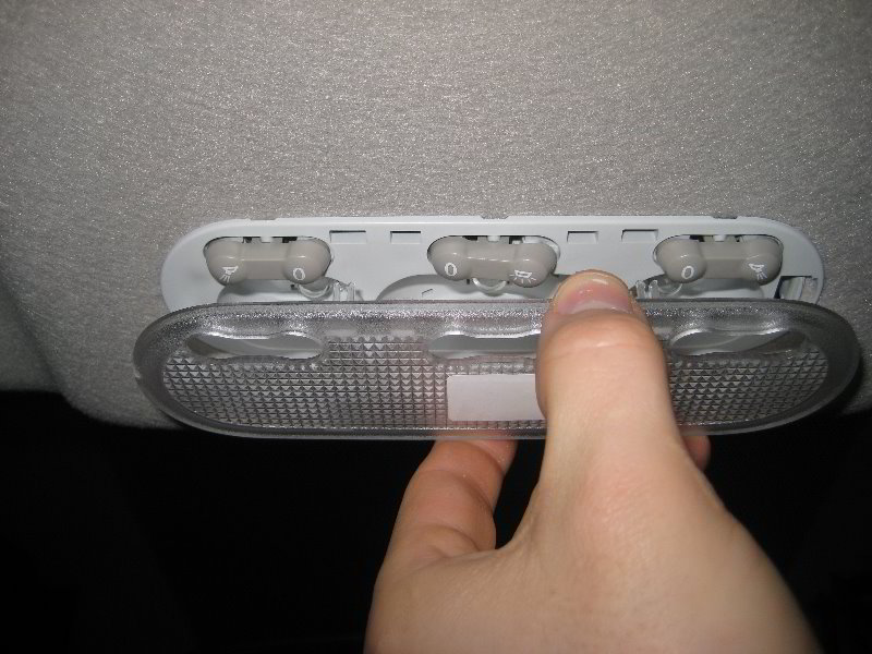 NissanJukeMapDomeLightBulbsReplacementGuide010