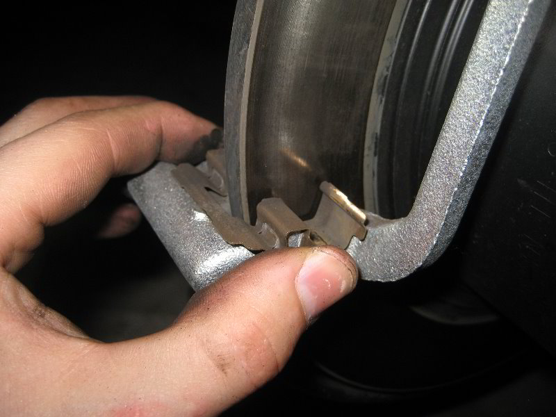 Nissan-Juke-Rear-Disc-Brake-Pads-Replacement-Guide-014