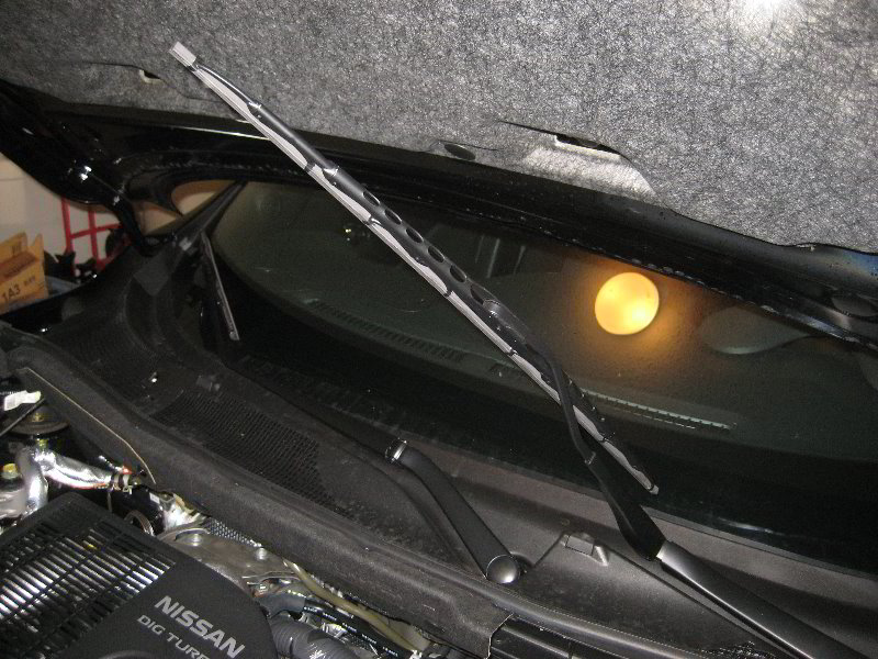 NissanJukeWindshieldWindowWiperBladesReplacementGuide003