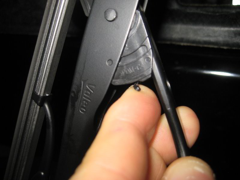 NissanJukeWindshieldWindowWiperBladesReplacementGuide005