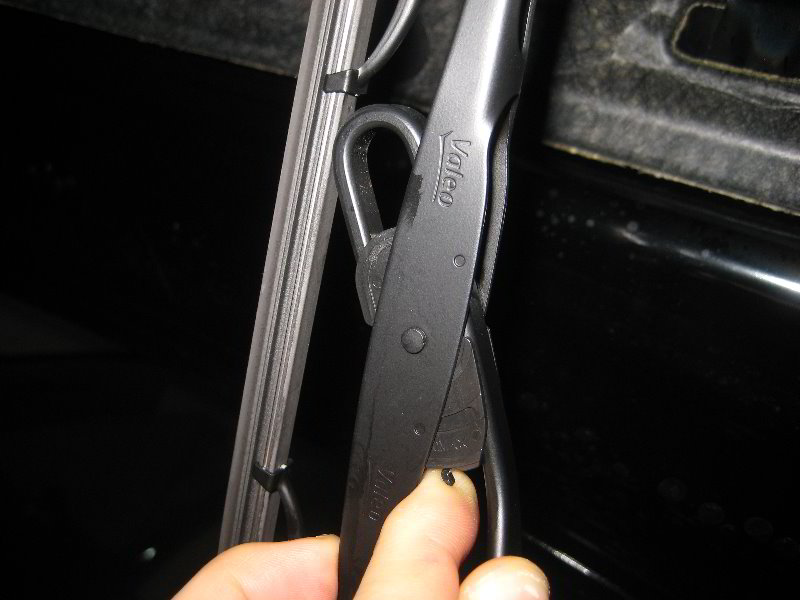 NissanJukeWindshieldWindowWiperBladesReplacementGuide006