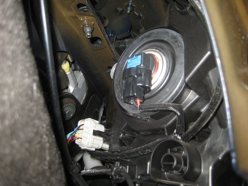 Nissan-Maxima-Headlight-Bulbs-Replacement-Guide-009