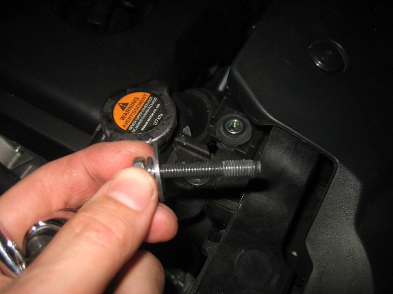 Nissan-Murano-12-Volt-Automotive-Battery-Replacement-Guide-003