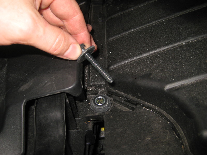 Nissan-Murano-12-Volt-Automotive-Battery-Replacement-Guide-006