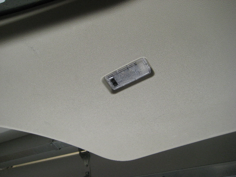 Nissan-Murano-Cargo-Area-Light-Bulbs-Replacement-Guide-001