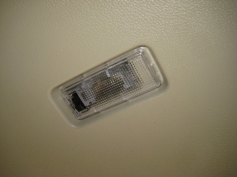 Nissan-Murano-Cargo-Area-Light-Bulbs-Replacement-Guide-002
