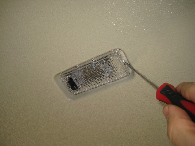 Nissan-Murano-Cargo-Area-Light-Bulbs-Replacement-Guide-003