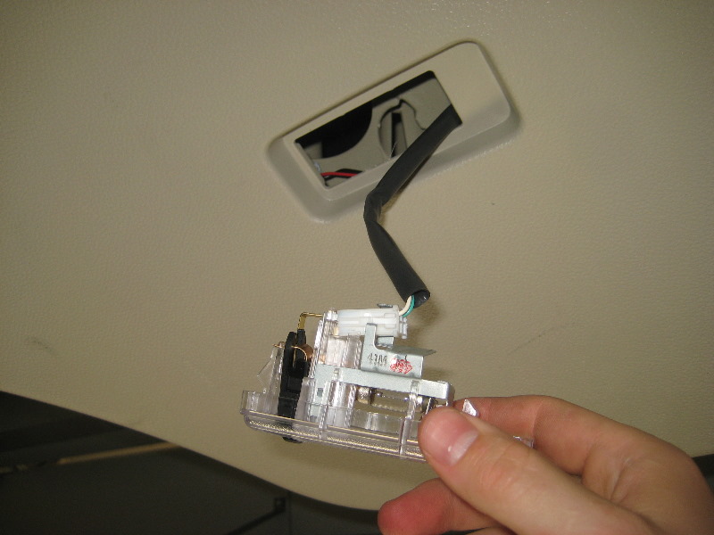 Nissan-Murano-Cargo-Area-Light-Bulbs-Replacement-Guide-004