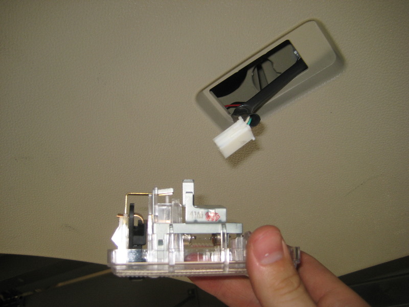 Nissan-Murano-Cargo-Area-Light-Bulbs-Replacement-Guide-005