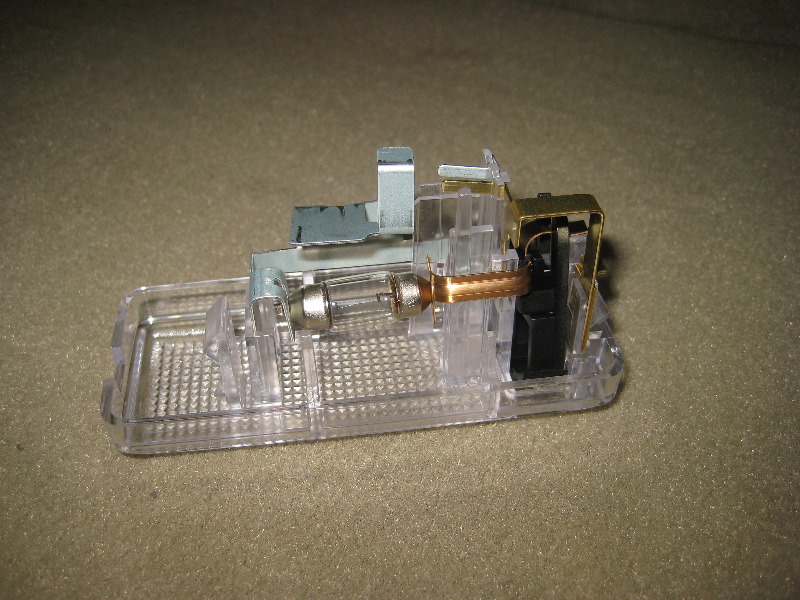 Nissan-Murano-Cargo-Area-Light-Bulbs-Replacement-Guide-006