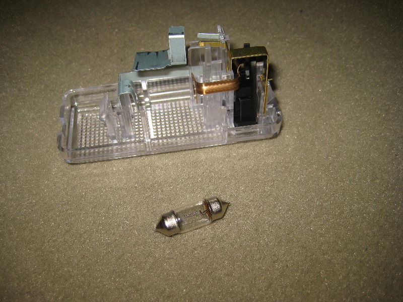 Nissan-Murano-Cargo-Area-Light-Bulbs-Replacement-Guide-007