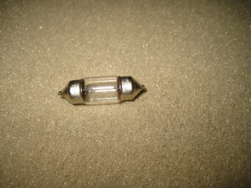 Nissan-Murano-Cargo-Area-Light-Bulbs-Replacement-Guide-008