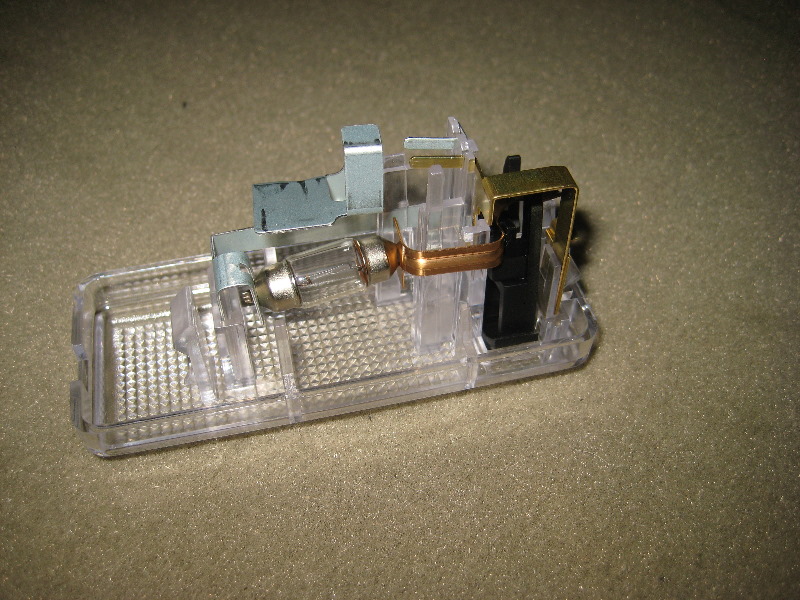 Nissan-Murano-Cargo-Area-Light-Bulbs-Replacement-Guide-009