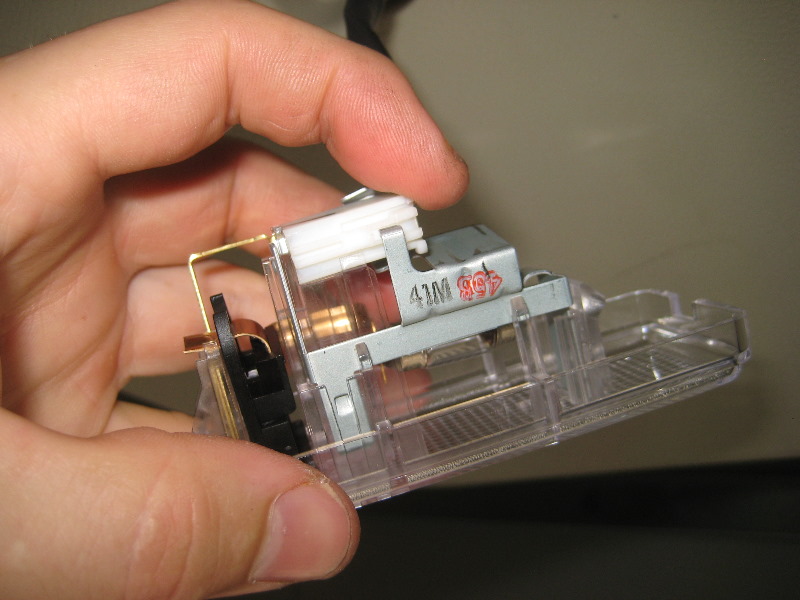 Nissan-Murano-Cargo-Area-Light-Bulbs-Replacement-Guide-010