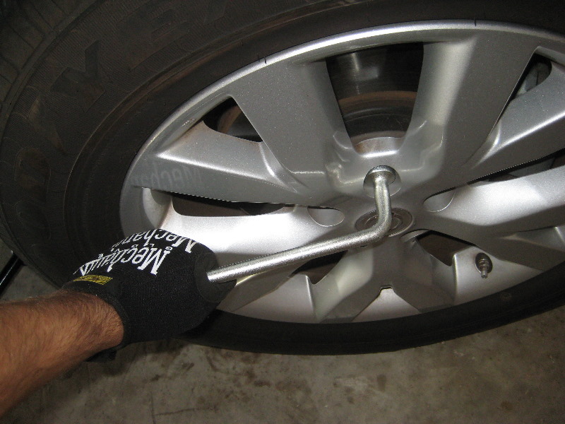 Nissan-Murano-Front-Disc-Brake-Pads-Replacement-Guide-002