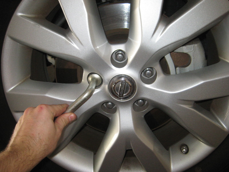 Nissan-Murano-Front-Disc-Brake-Pads-Replacement-Guide-004