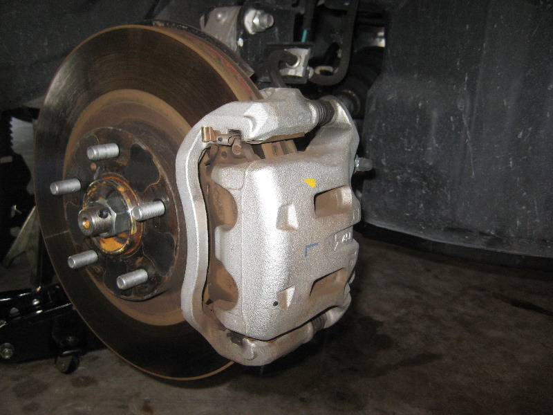 Nissan-Murano-Front-Disc-Brake-Pads-Replacement-Guide-007