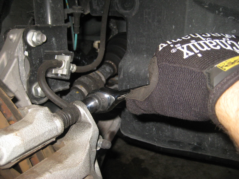 Nissan-Murano-Front-Disc-Brake-Pads-Replacement-Guide-008