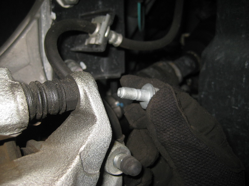 Nissan-Murano-Front-Disc-Brake-Pads-Replacement-Guide-010