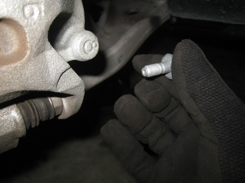 Nissan-Murano-Front-Disc-Brake-Pads-Replacement-Guide-011