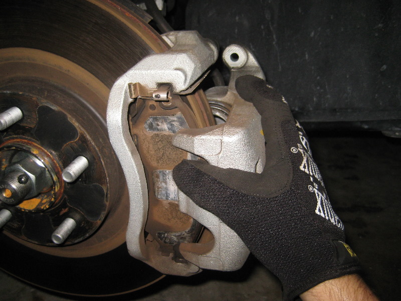 Nissan-Murano-Front-Disc-Brake-Pads-Replacement-Guide-012