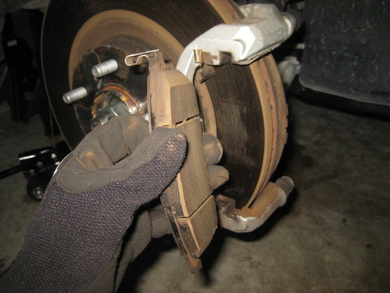 Nissan-Murano-Front-Disc-Brake-Pads-Replacement-Guide-014