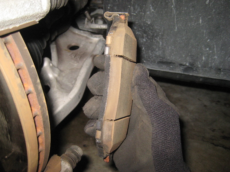 Nissan-Murano-Front-Disc-Brake-Pads-Replacement-Guide-015