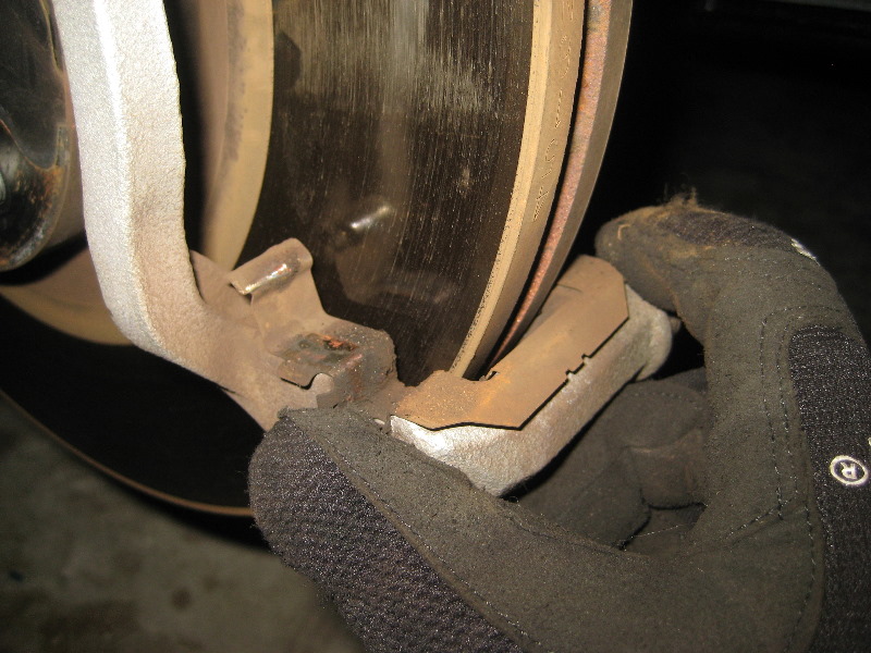 Nissan-Murano-Front-Disc-Brake-Pads-Replacement-Guide-016