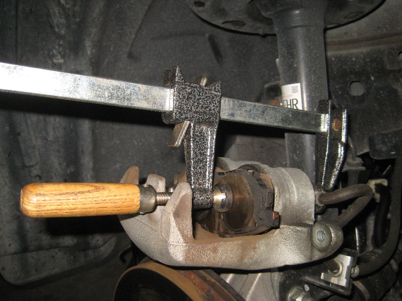 Nissan-Murano-Front-Disc-Brake-Pads-Replacement-Guide-019