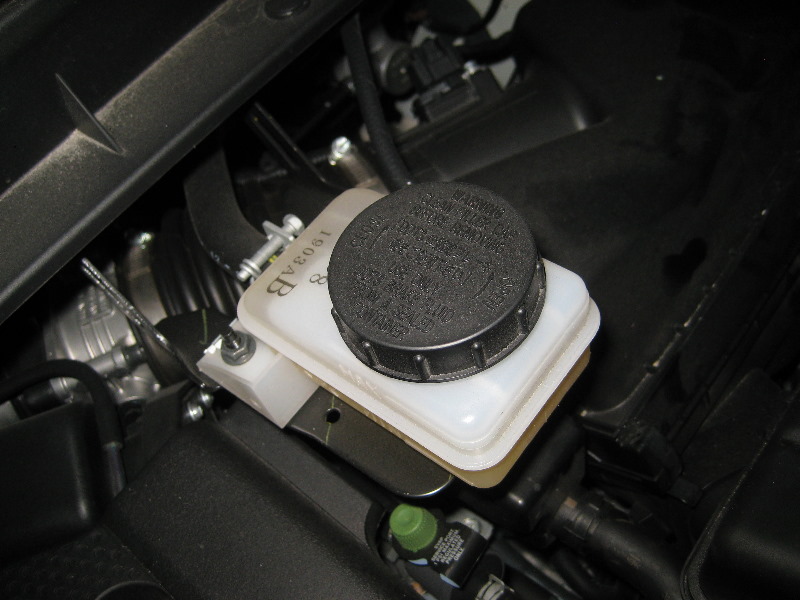 Nissan-Murano-Front-Disc-Brake-Pads-Replacement-Guide-020