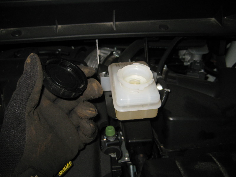 Nissan-Murano-Front-Disc-Brake-Pads-Replacement-Guide-021