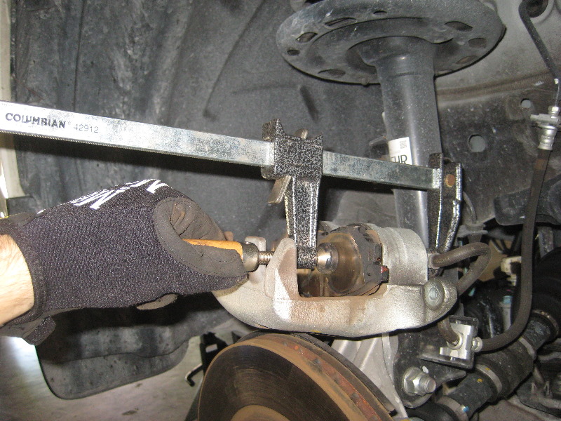 Nissan-Murano-Front-Disc-Brake-Pads-Replacement-Guide-022