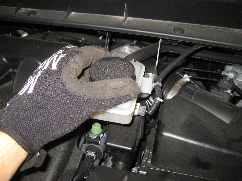 Nissan-Murano-Front-Disc-Brake-Pads-Replacement-Guide-024