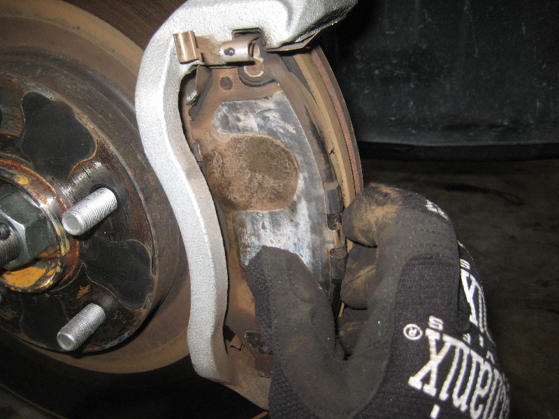 Nissan-Murano-Front-Disc-Brake-Pads-Replacement-Guide-025