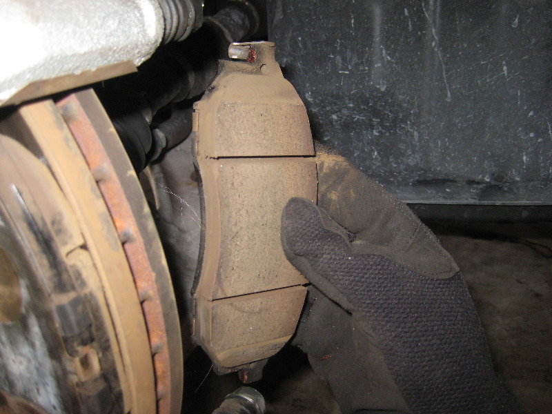 Nissan-Murano-Front-Disc-Brake-Pads-Replacement-Guide-026