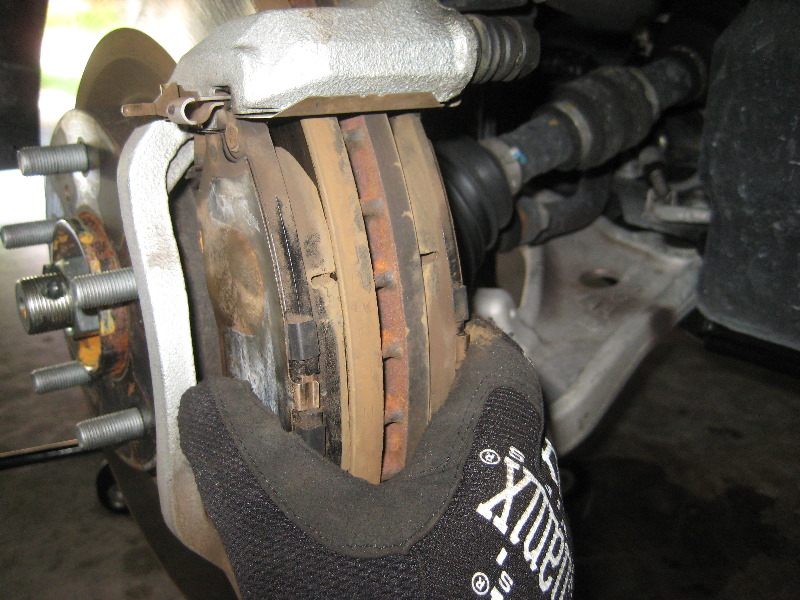 Nissan-Murano-Front-Disc-Brake-Pads-Replacement-Guide-027