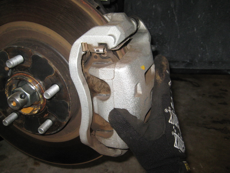 Nissan-Murano-Front-Disc-Brake-Pads-Replacement-Guide-028