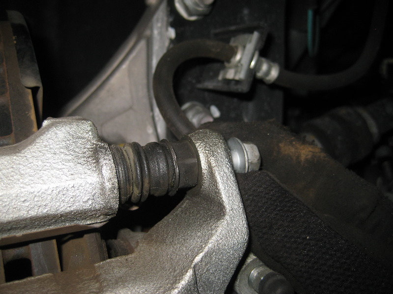 Nissan-Murano-Front-Disc-Brake-Pads-Replacement-Guide-029