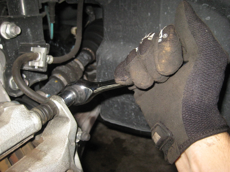 Nissan-Murano-Front-Disc-Brake-Pads-Replacement-Guide-031